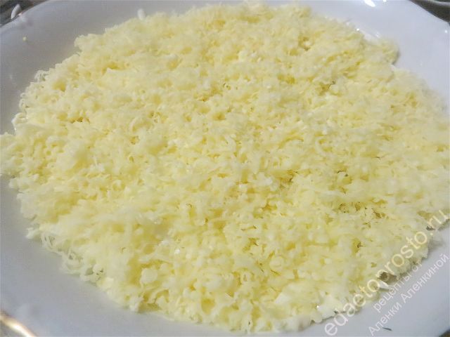 посыпать салат тонким слоем тертого сыра или яйца