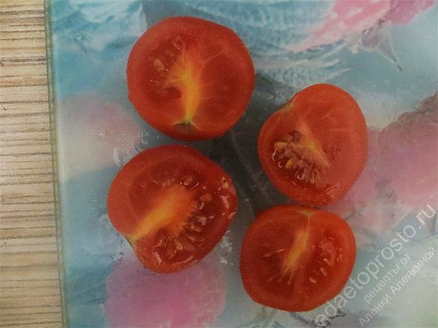Разрезаем помидоры черри пополам