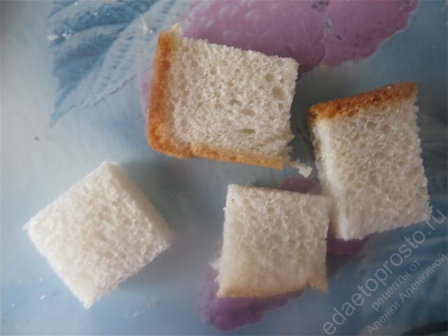 кусочек белого тостового хлеба разрезаем на 9 одинаковых квадратиков для канапе