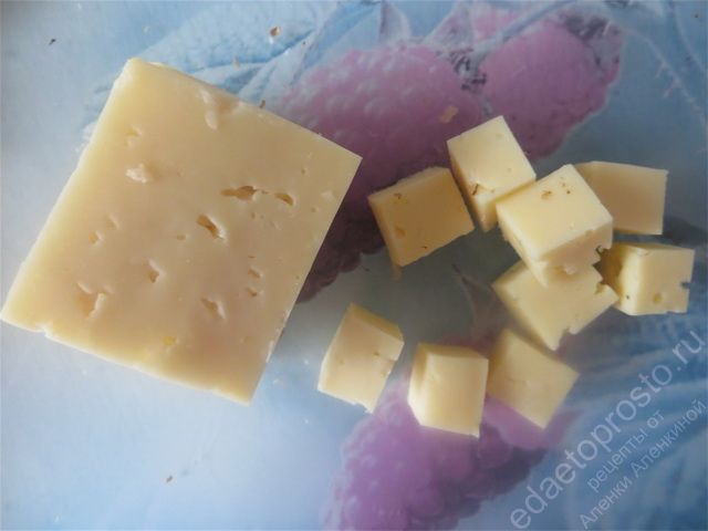 Сыр для канапе нарезаем кубиками среднего размера