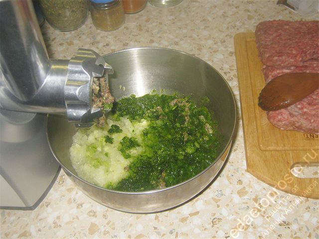 пропустить через мясорубку лук, зелень и смешать с мясом