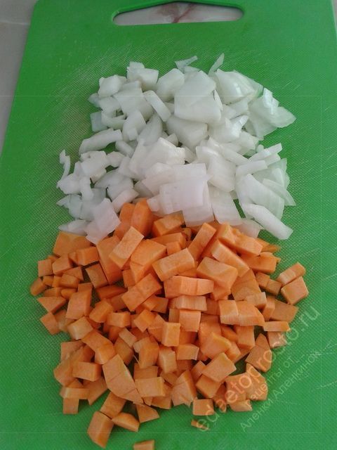 1 луковицу и 1 морковь нарежьте кубиком