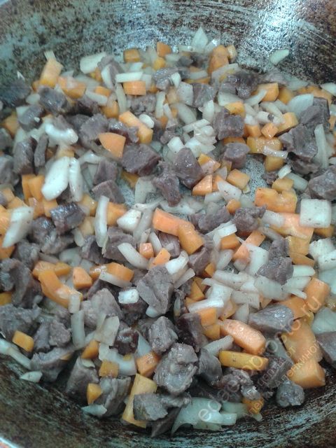 добавьте лук и морковь к мясу