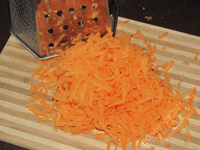 морковь натереть на терке с крупными дырочками