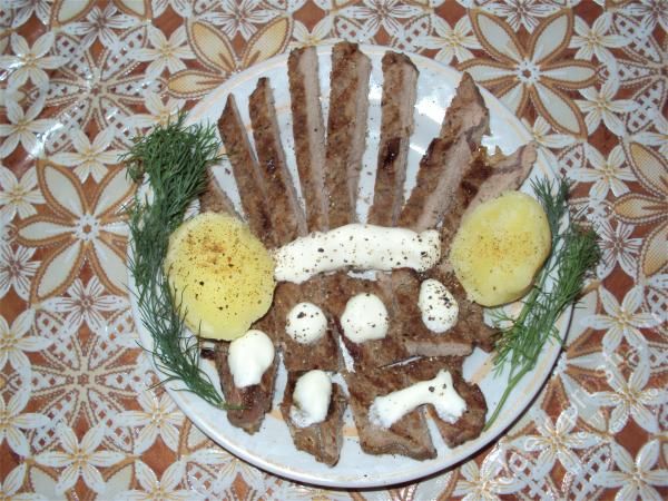 мясо гриль на тарелке со сметаной фото