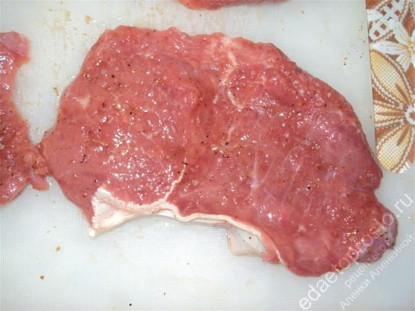 каждый кусочек мяса отбиваю металлическим молоточком для мяса