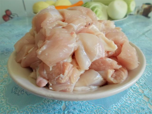 Порезать куриное мясо на кусочки среднего размера, пошаговое фото