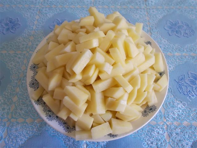 Картофель нарезать небольшими брусочками