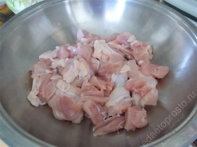 Выложить мясо курицы в толстостенный толстодонный казан