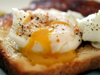 фото заставка к рецепту гренок по-английски, фото поджаренного хлеба с яйцом пашот