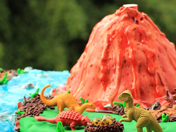 фото заставка к рецепту торта «Вулкан», настоящий вулкан с динозаврами из мастики