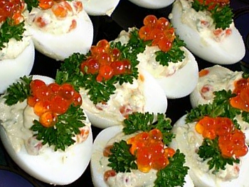 фото заставка к рецепту закуска из яиц по-американски - фото русской закуски из яиц с красной икрой