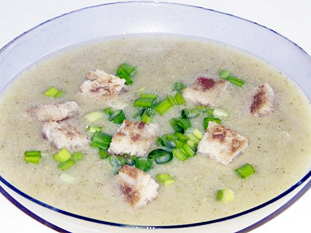фото холодного картофельного супа-пюре в тарелке