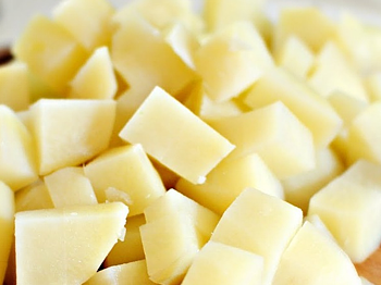 фото нарезанного кубиками картофеля, заставка к рецептам кртофельных супов