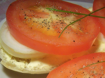 фото заставка к рецепту бутербродов с луком и помидором