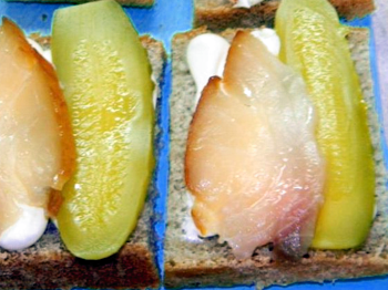 фото заставка к рецепту бутербродов с копченой рыбой