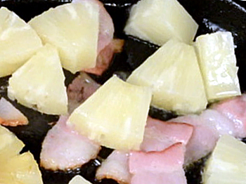 фото заставка к рецепту гренок с беконом и ананасом