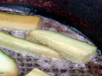 фото заставка к рецепту салата из жареных огурцов