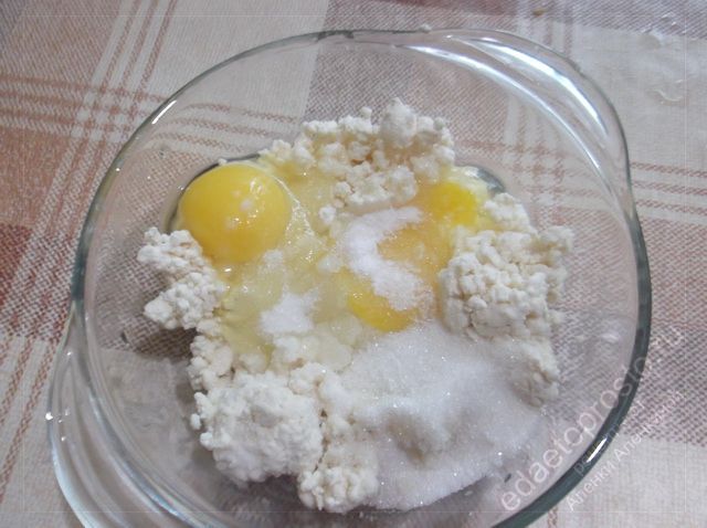 масло разминаем вилкой с творогом, добавляем яйца, соль и сахар