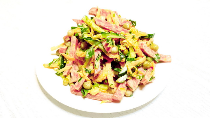 фото блюда Пикантный салат с колбасой 