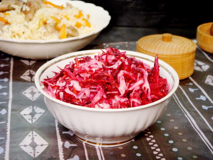 фото блюда Салат из квашеной капусты и свеклы 