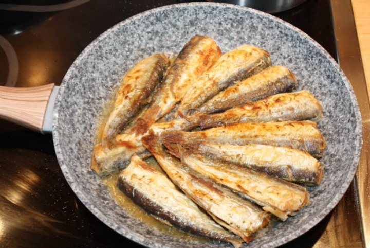 фото блюда Жареная в муке рыба на сковороде 