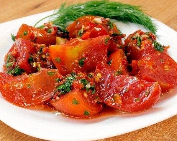 фото Острый корейский салат с помидорами