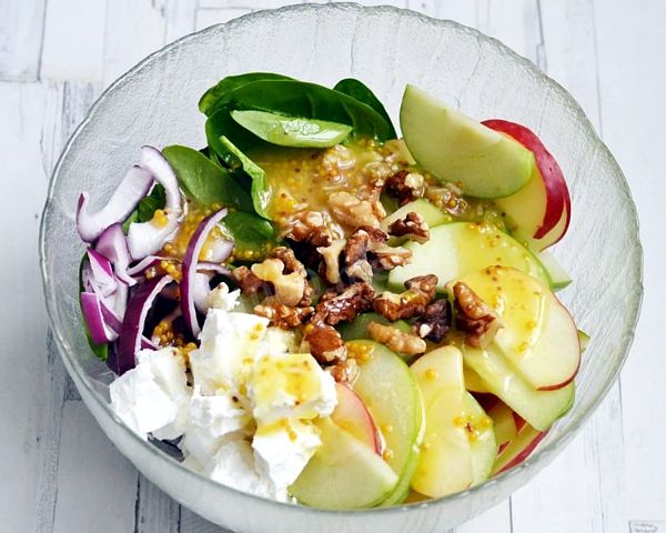 фото салата  из лука с сыром и яблоками