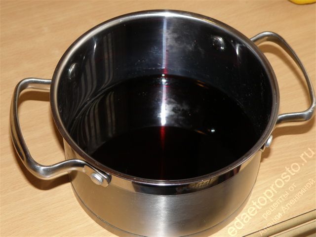 Наливаем вино в кастрюлю