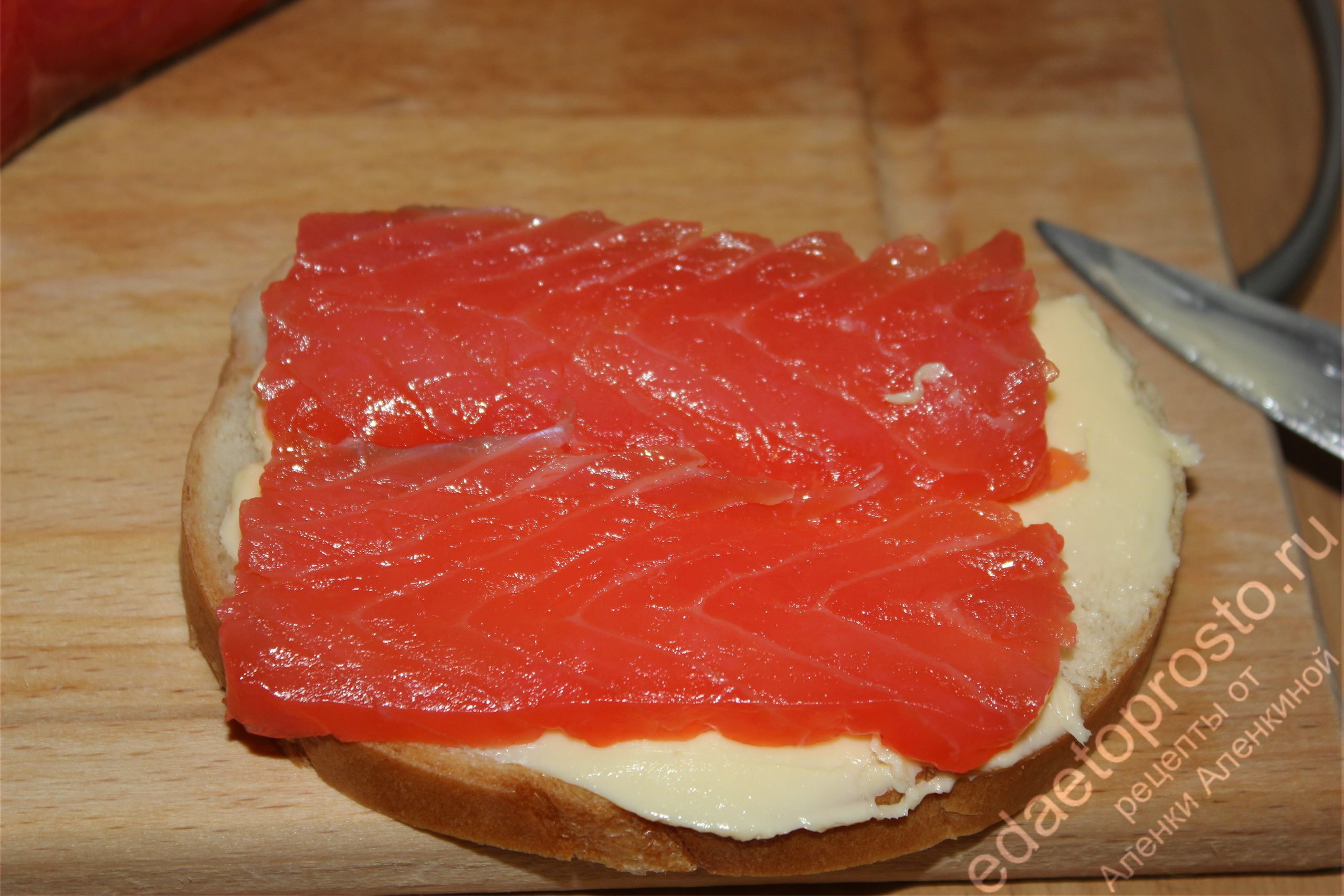 фото крупным планом бутерброда с красной рыбой