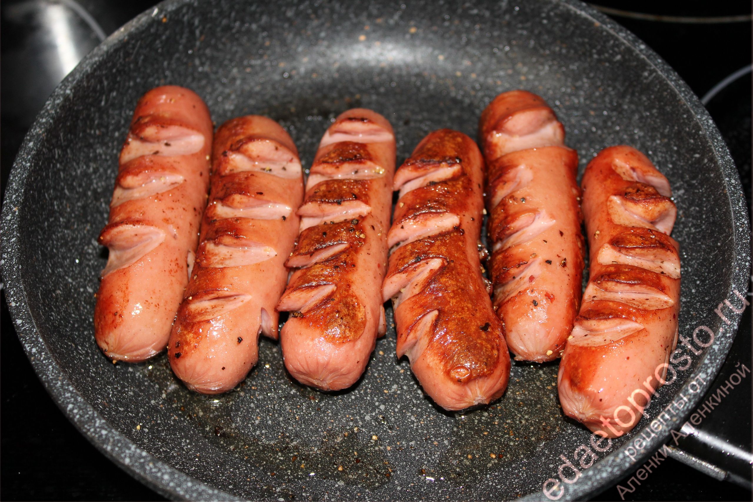 жареные сосиски на сковороде, фото второго блюда