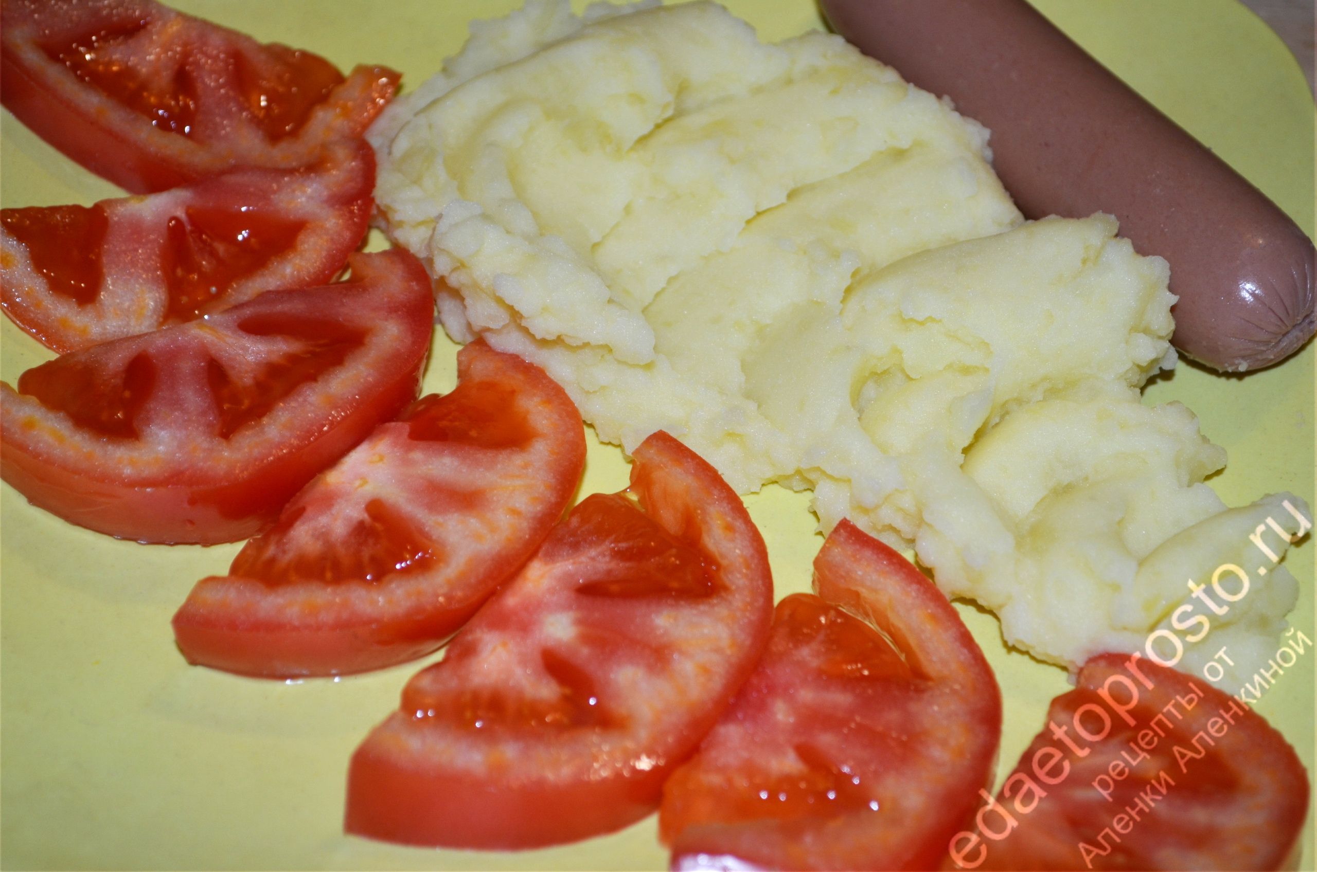 на фото простое картофельное пюре с помидорами и сосиской