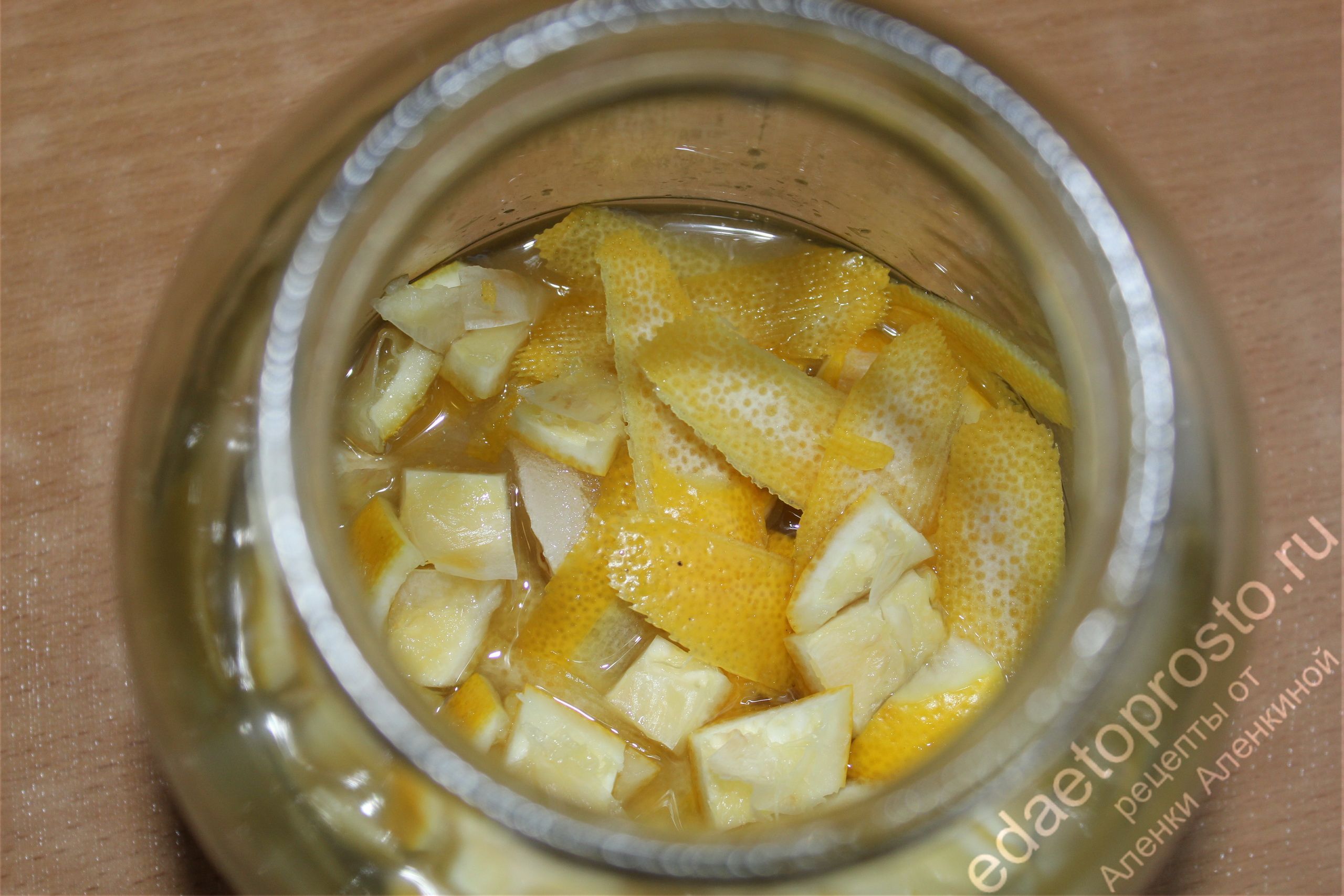 фото домашнего спиртного напитка лимонных корок с водкой