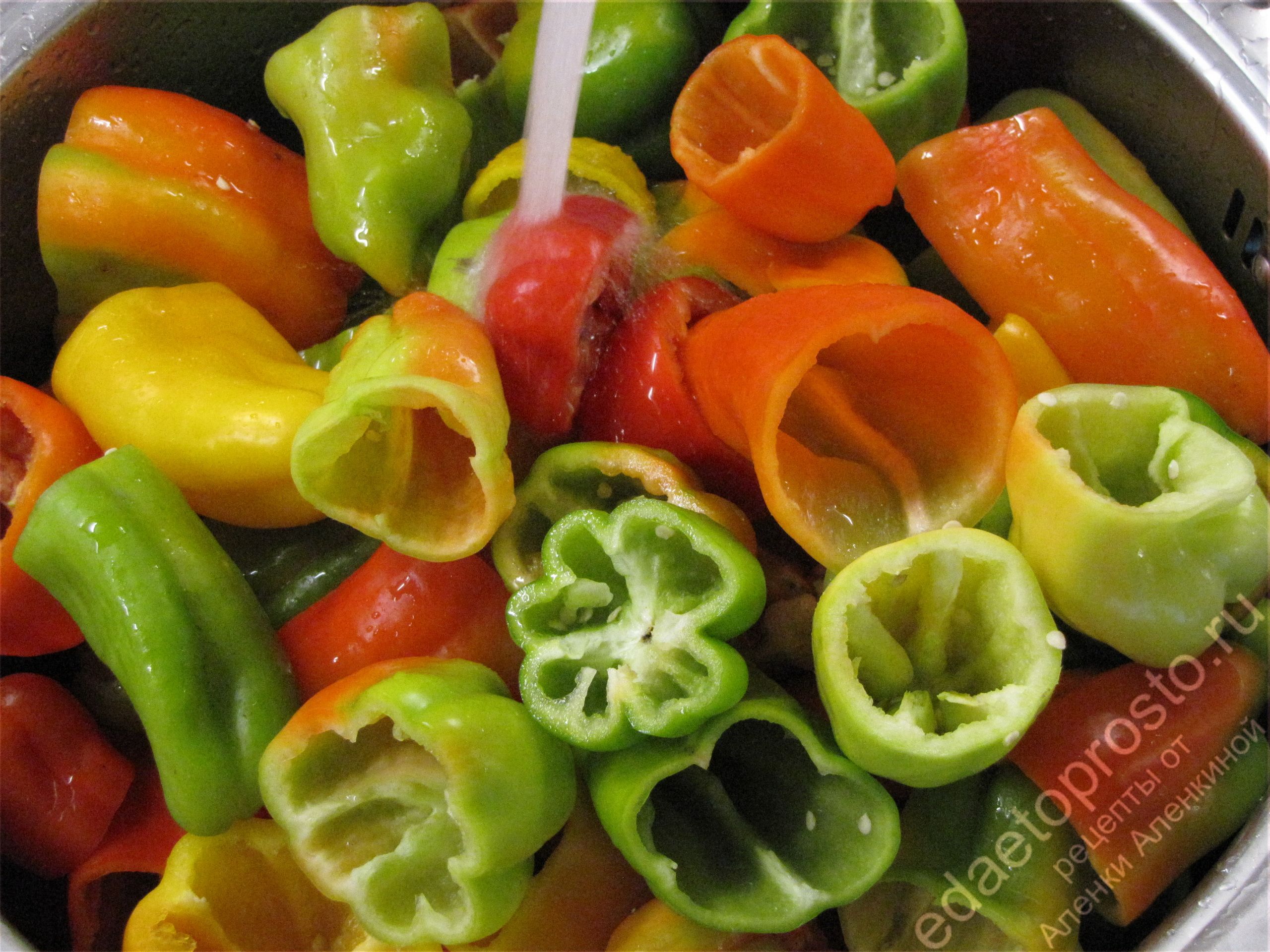 очищенные сладкие перцы под струей воды фото, красивое фото овощей
