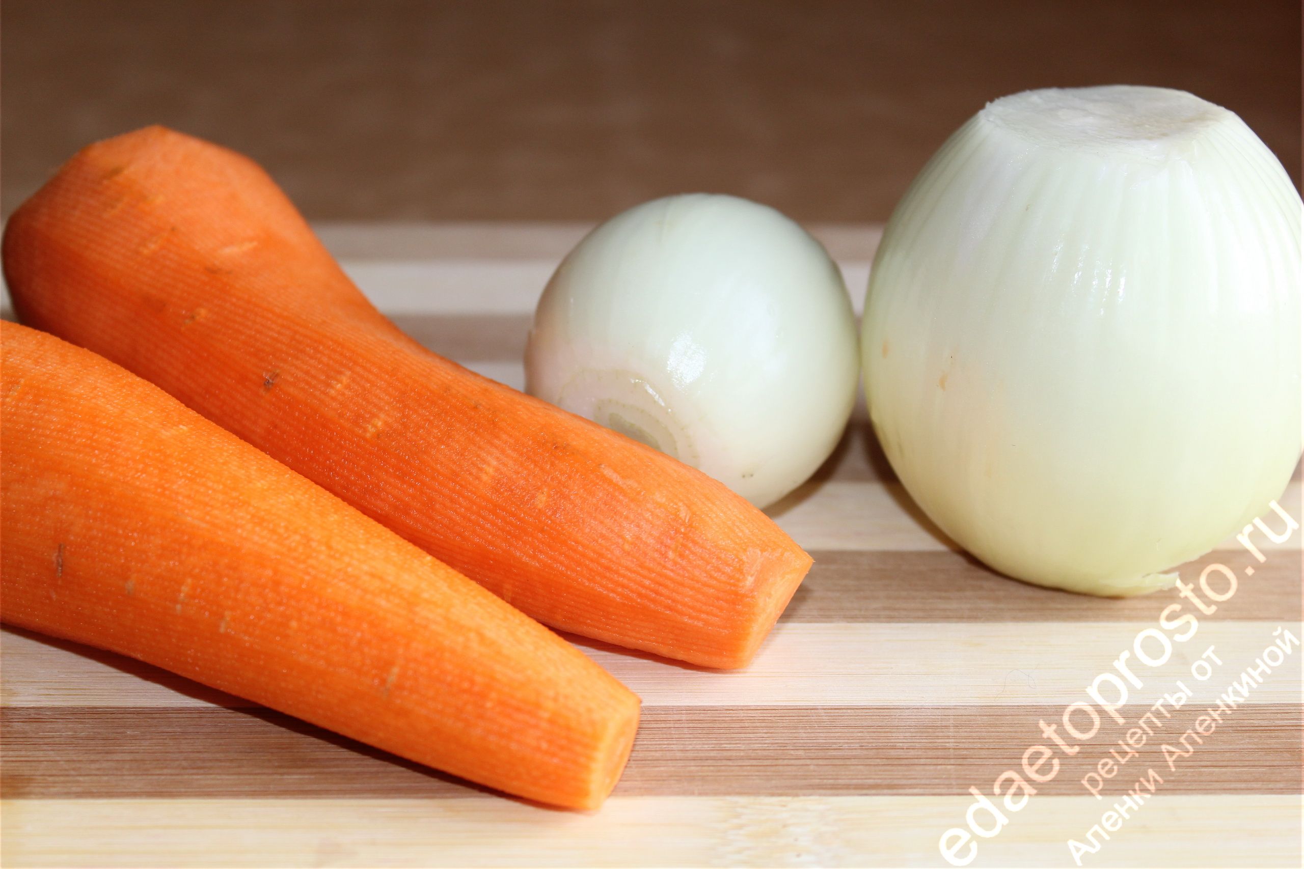 очищенные лук и морковь фото крупным планом