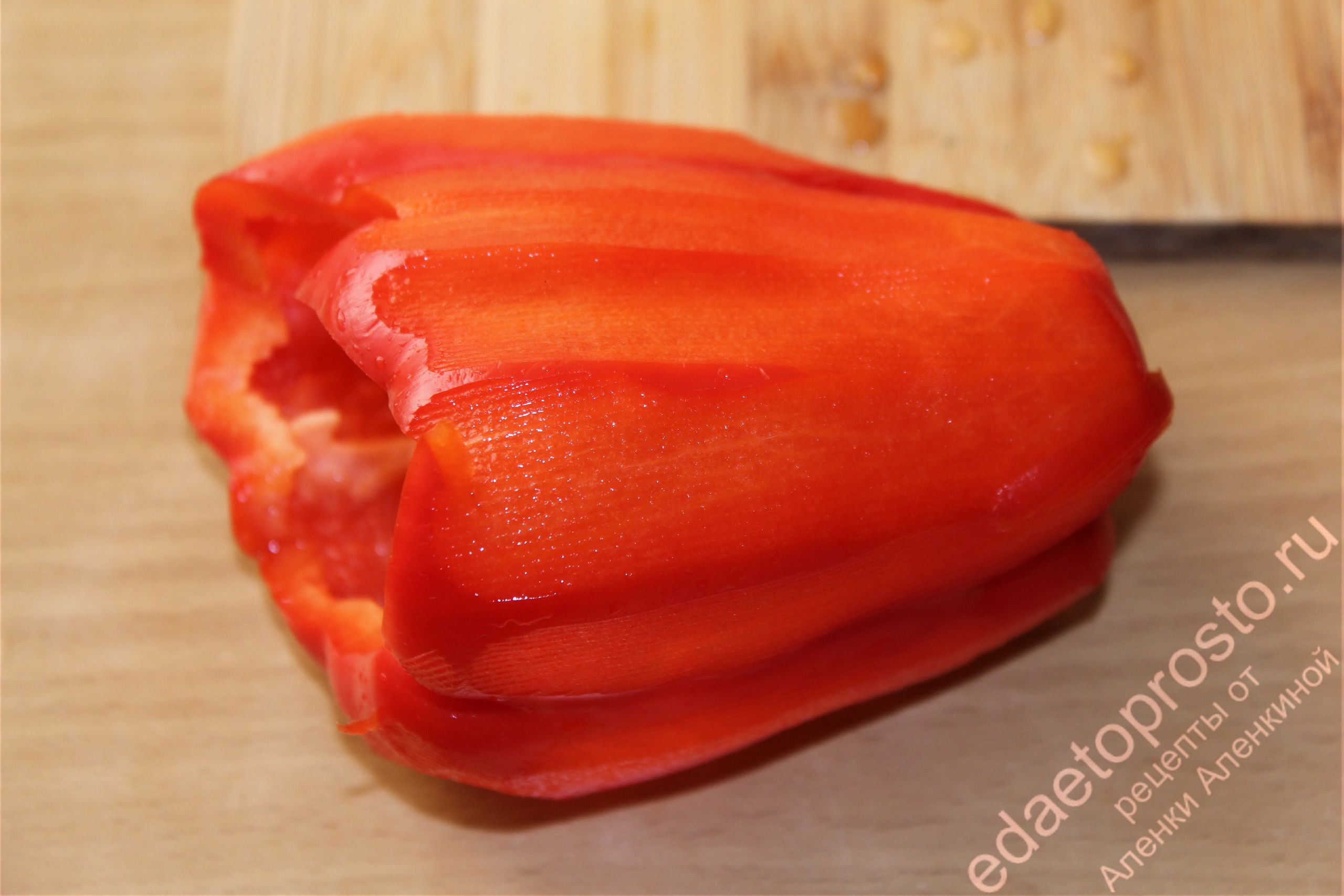 фото очищенного сладкого красного перца крупным планом