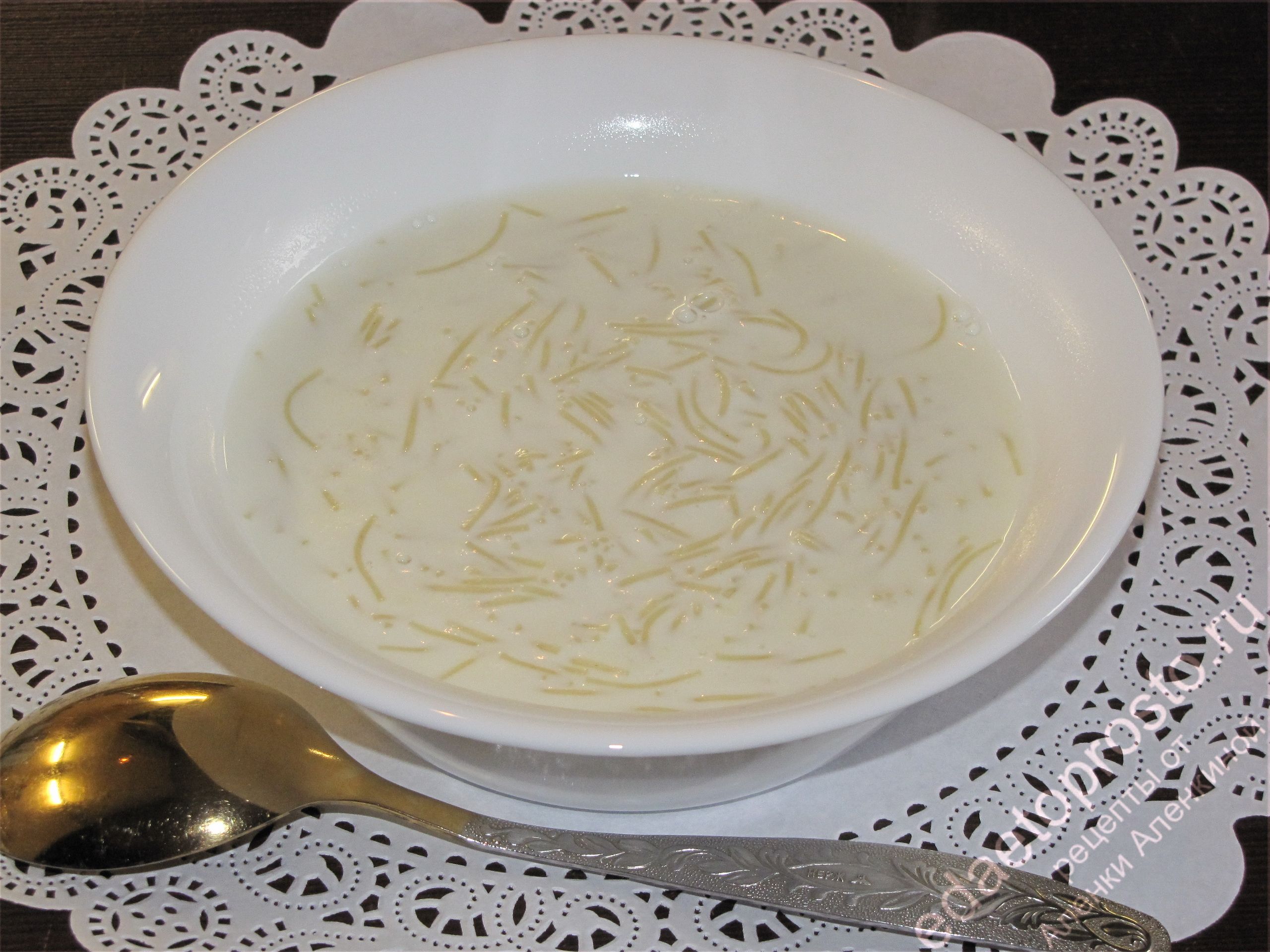 на фото молочный суп с вермишелью