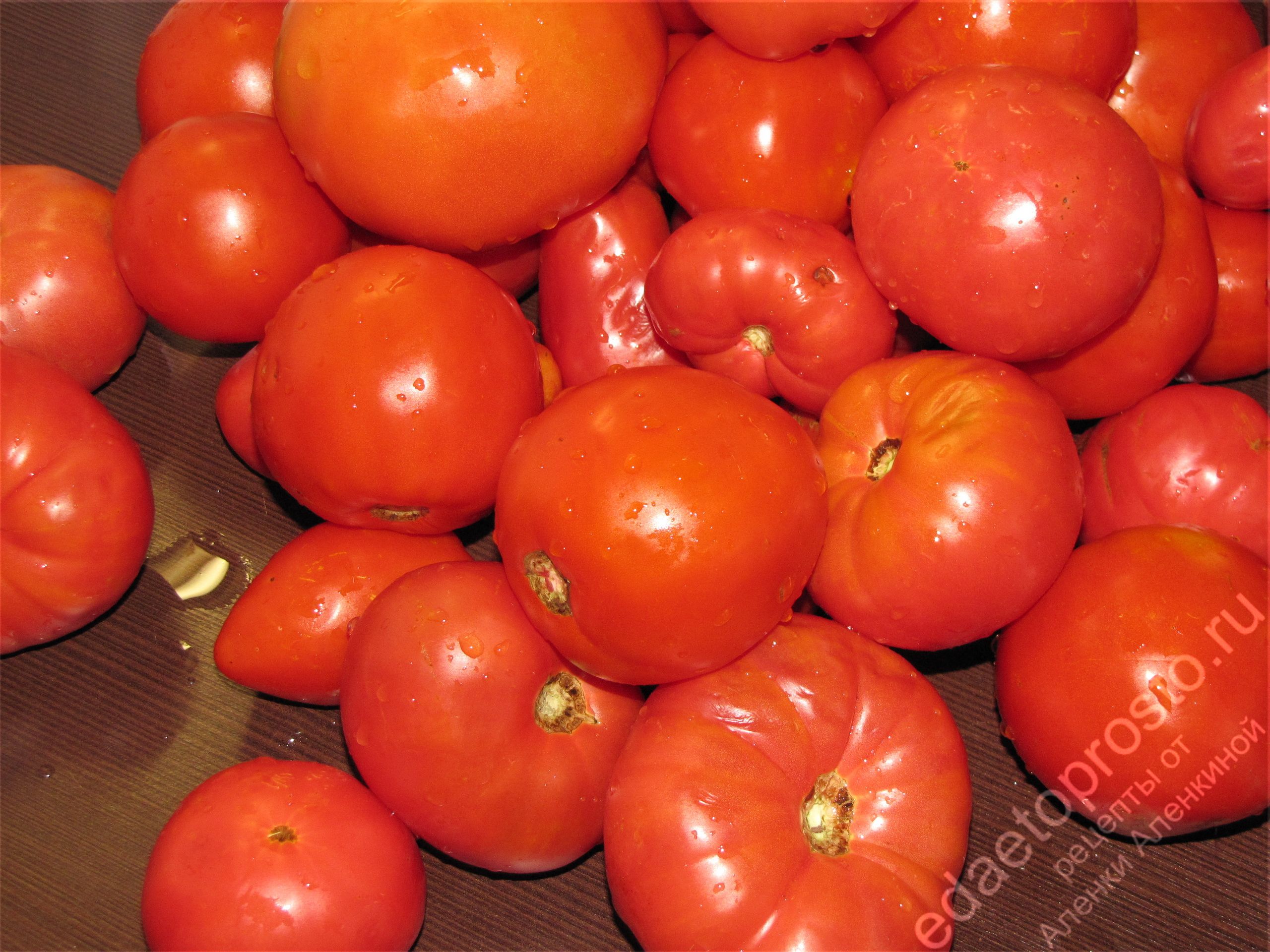 красивое фото вымытых помидоров на столе