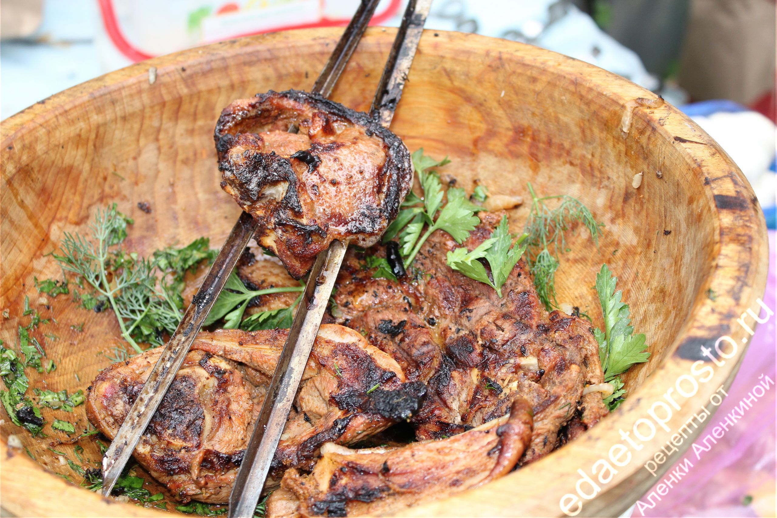 готовые куски мяса в деревянной миске, фото шашлыков 8