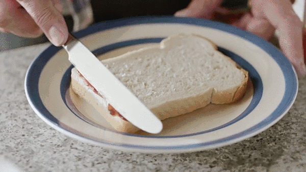 гиф с приготовлением бутерброда с беконом