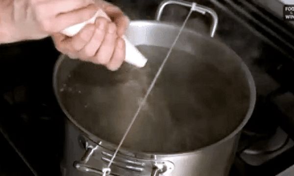 гиф лайфхака как легко и просто можно лепить галушки для супа
