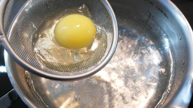 гиф лайфхак приготовления яйца пашот в ситечке