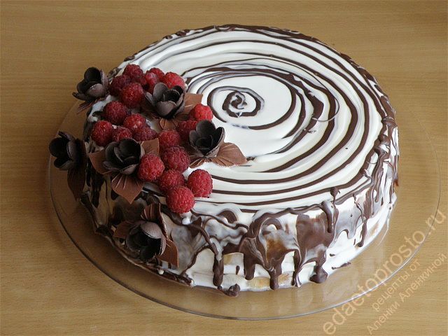 фото торта украшенного ягодами и шоколадными розочками, фото из рецепта торта трухлявый пень