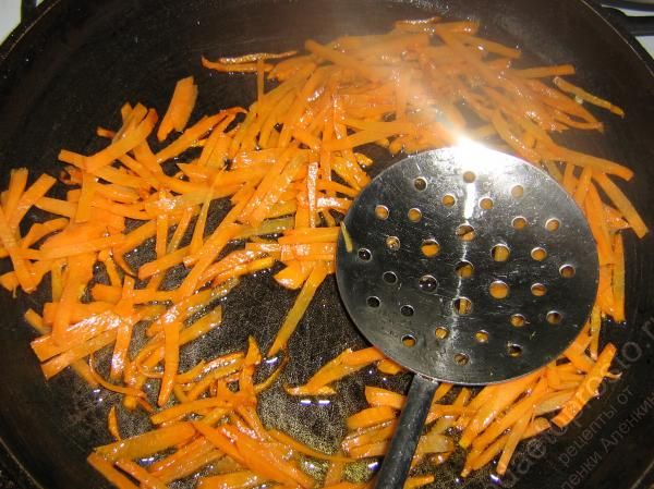 Пассеруем морковь и выкладываем в салатницу