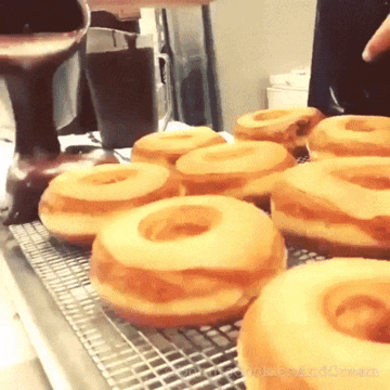 видео нанесения глазури на пончики