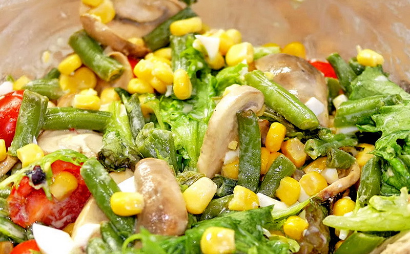 Салат со стручковой фасолью, грибами и кукурузой