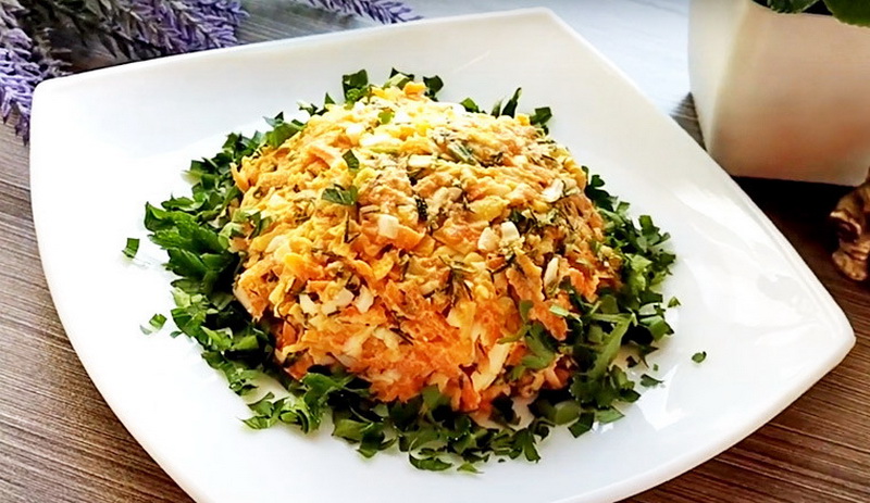 Салат с морковью, сыром и яйцами