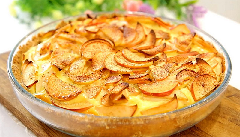 Песочный пирог с яблоками в сливочной заливке
