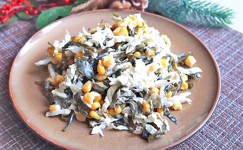 Салат с морской капустой и консервированной кукурузой