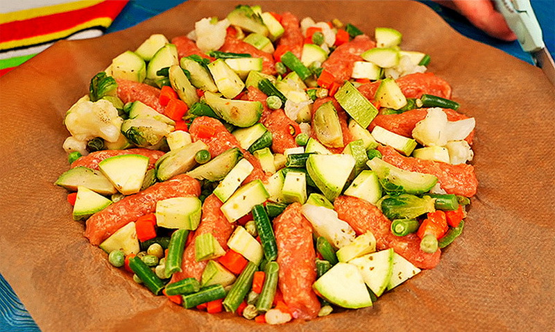Куриные колбаски с овощами на сковороде